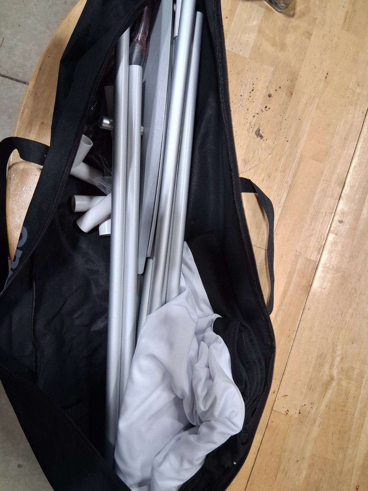 onn. Solid White Fabric Backdrop/projector Screen w/ Stand Poles & Carry Bag.