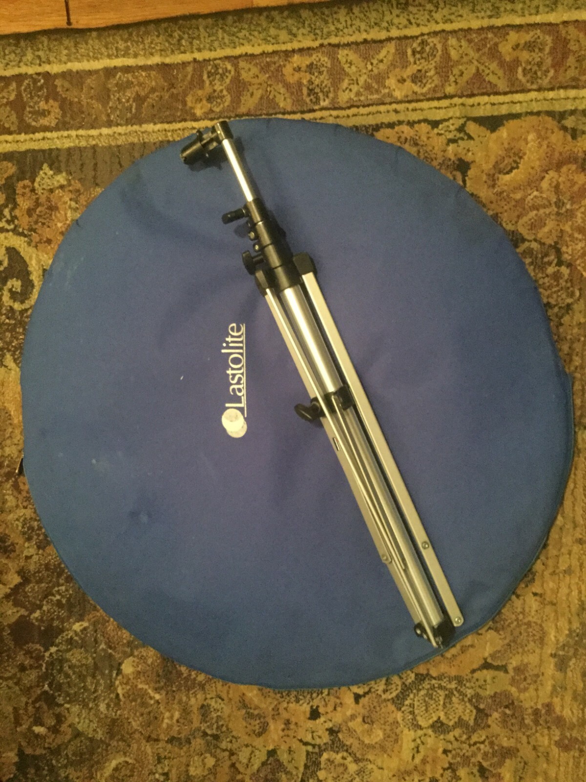 Lastolite Foldable Backdrop – Blue Cloudy Abstract – with Manfrotto Stand