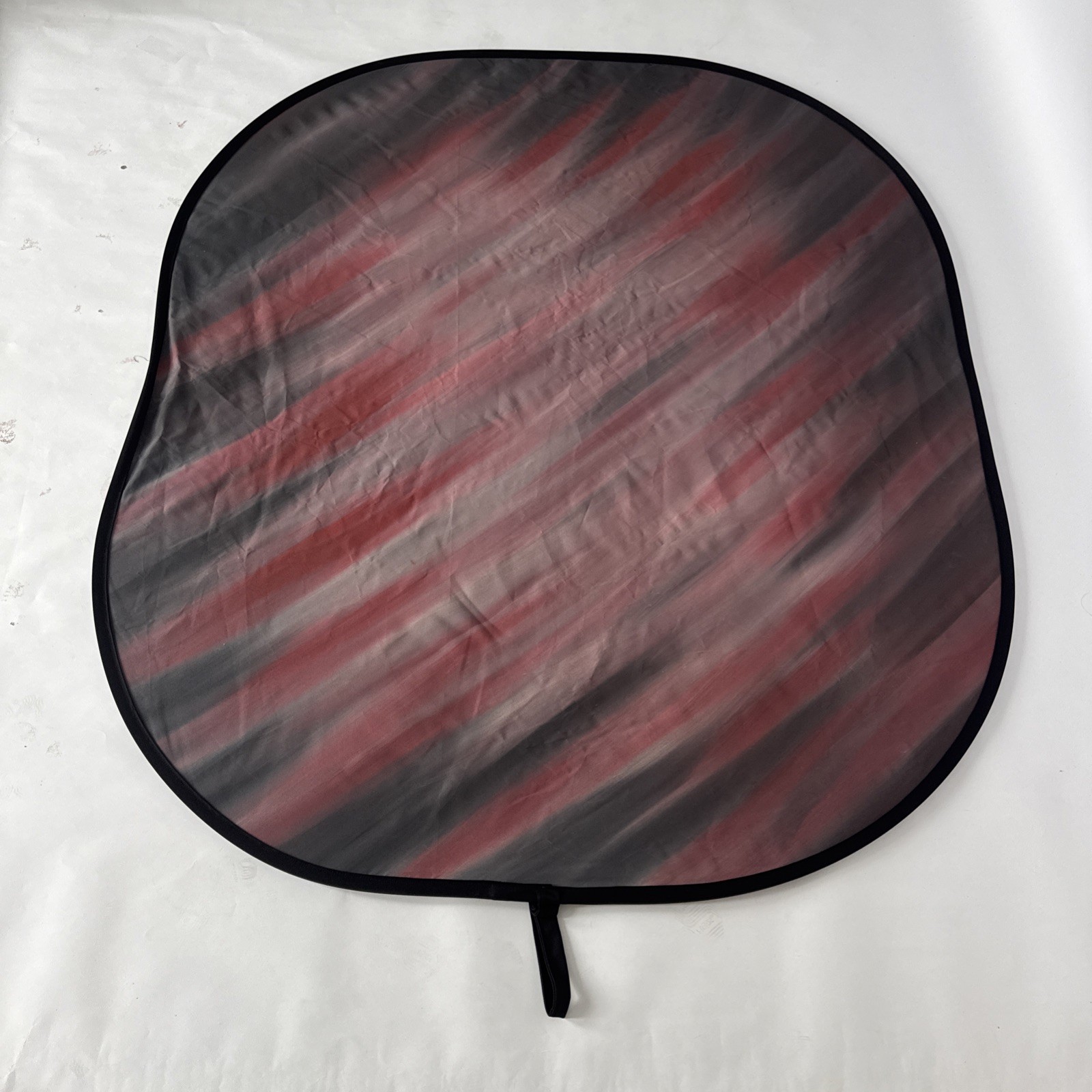 Denny Manufacturing hand painted red and black collapsible backdrop, 5′ x 6′