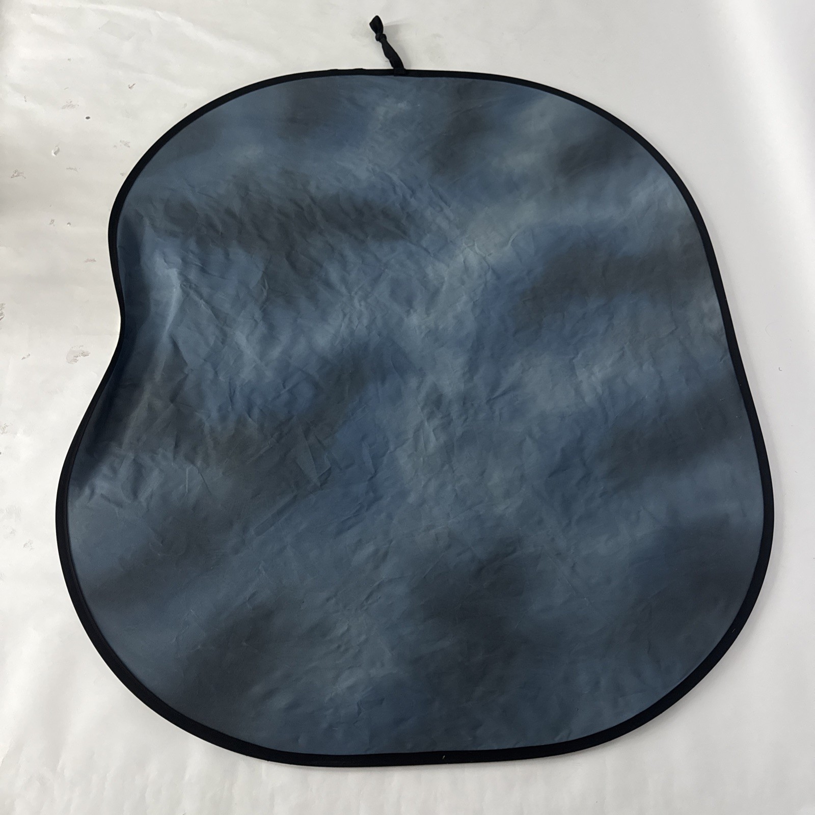 Denny Manufacturing hand painted blue and white collapsible backdrop, 5′ x 6′