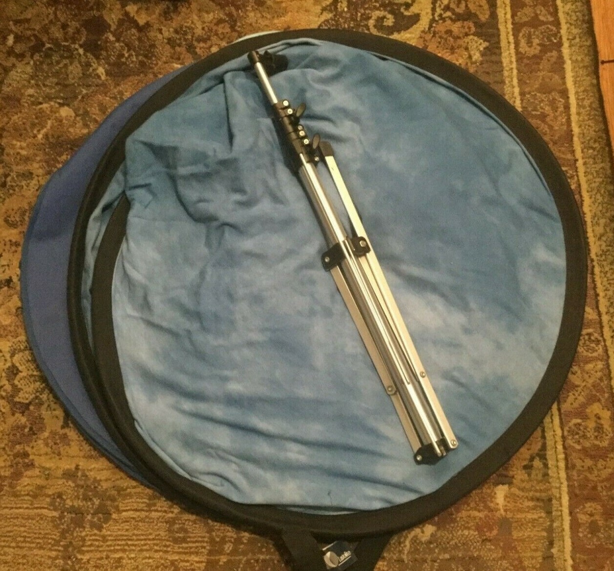 Lastolite Foldable Backdrop – Blue Cloudy Abstract – with Manfrotto Stand