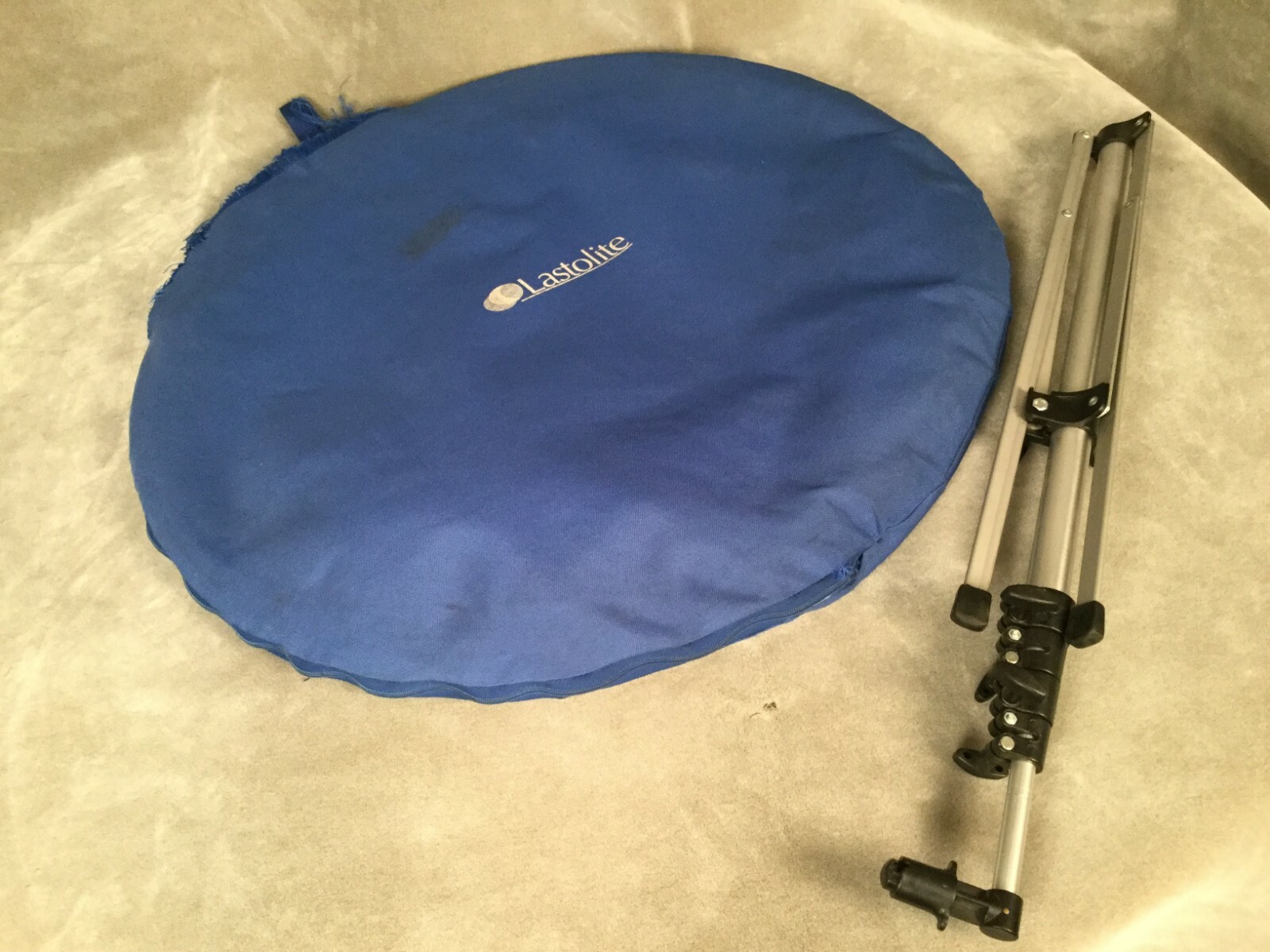 Lastolite Foldable Backdrop – Blue Cloudy Abstract – with Manfrotto Stand