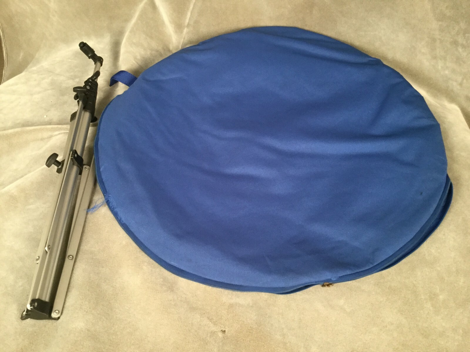 Lastolite Foldable Backdrop – Blue Cloudy Abstract – with Manfrotto Stand