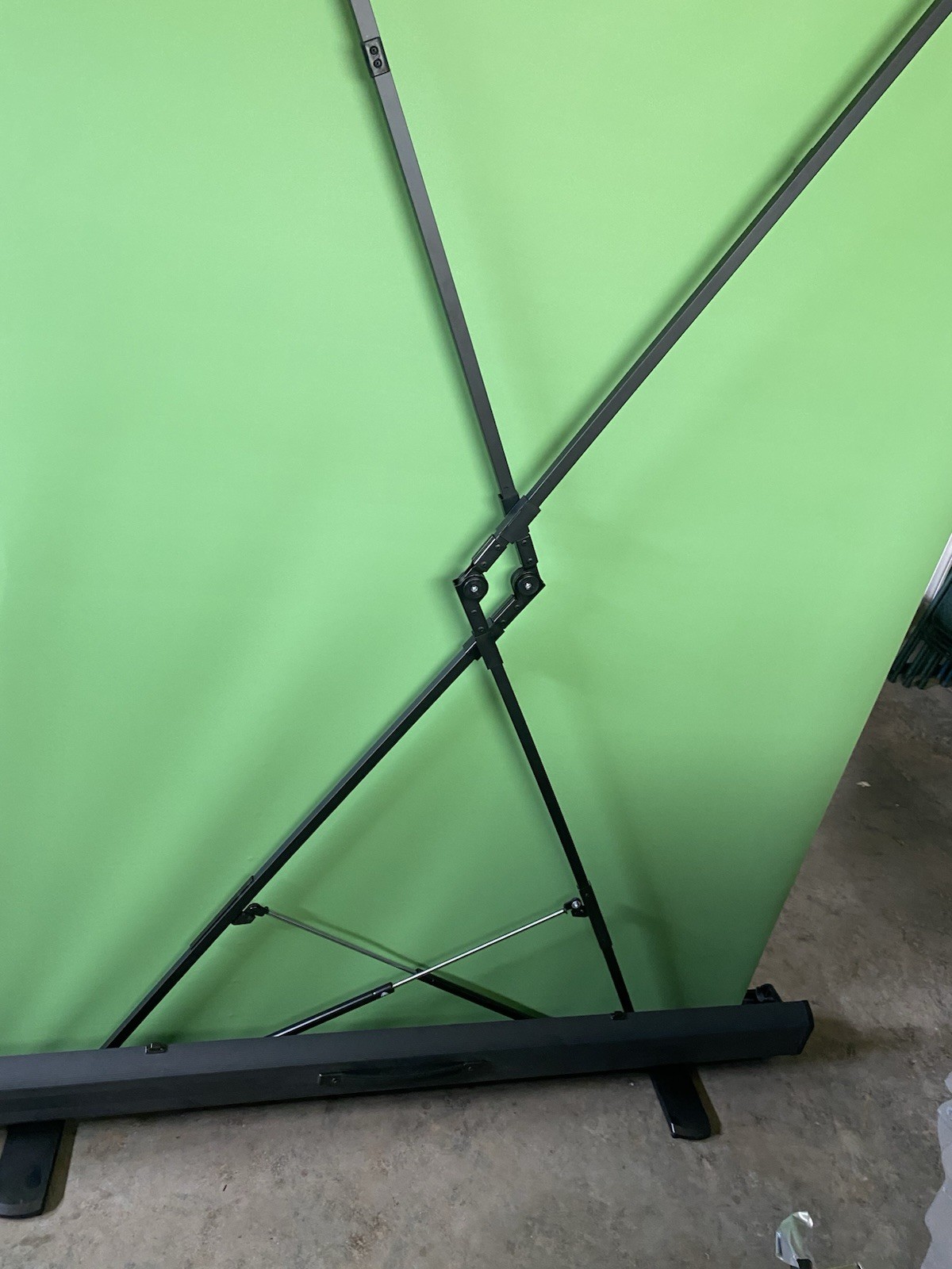 Elgato Collapsible Green Screen (6’-1” Height X 4’-11” Width)