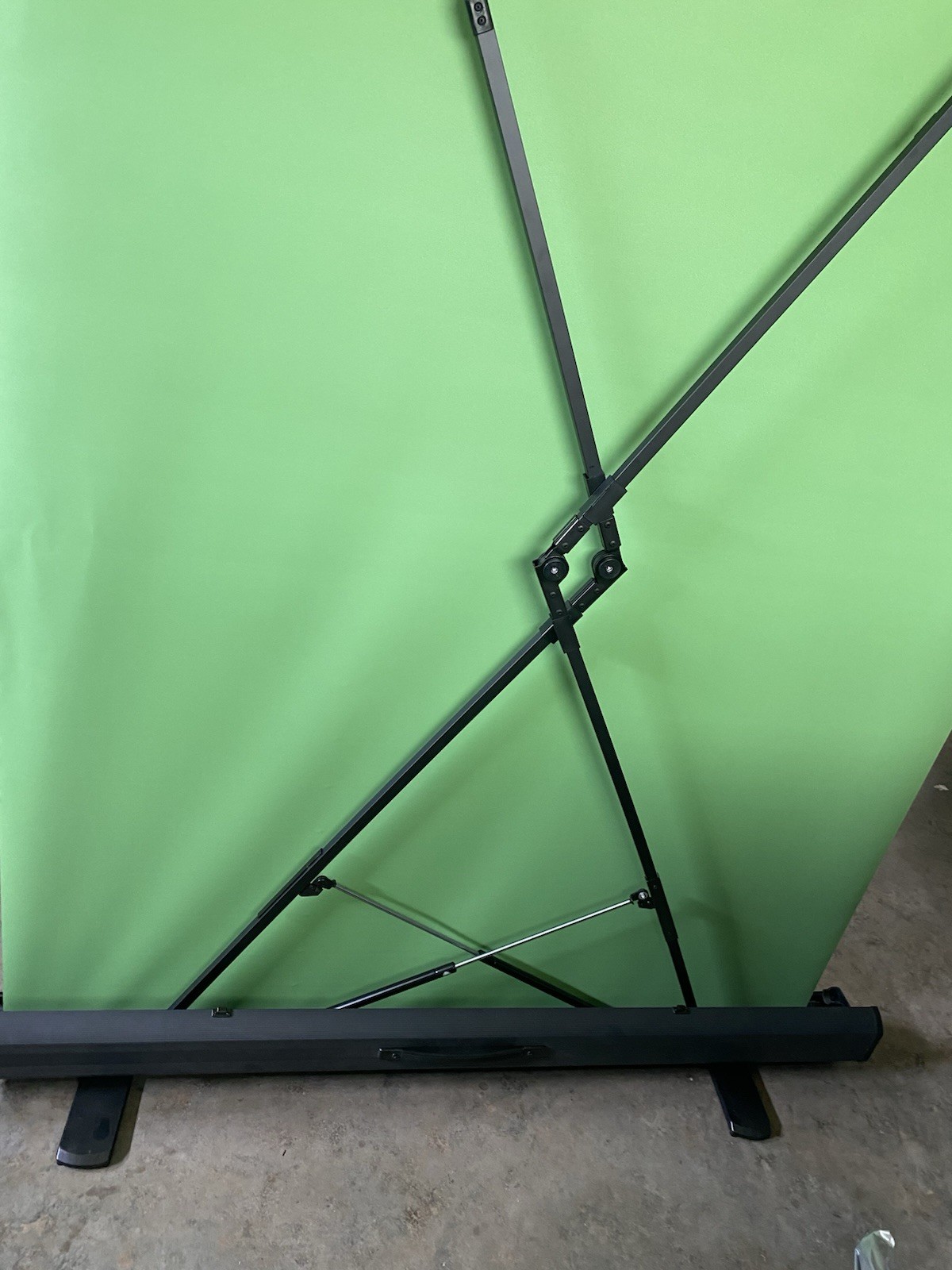 Elgato Collapsible Green Screen (6’-1” Height X 4’-11” Width)