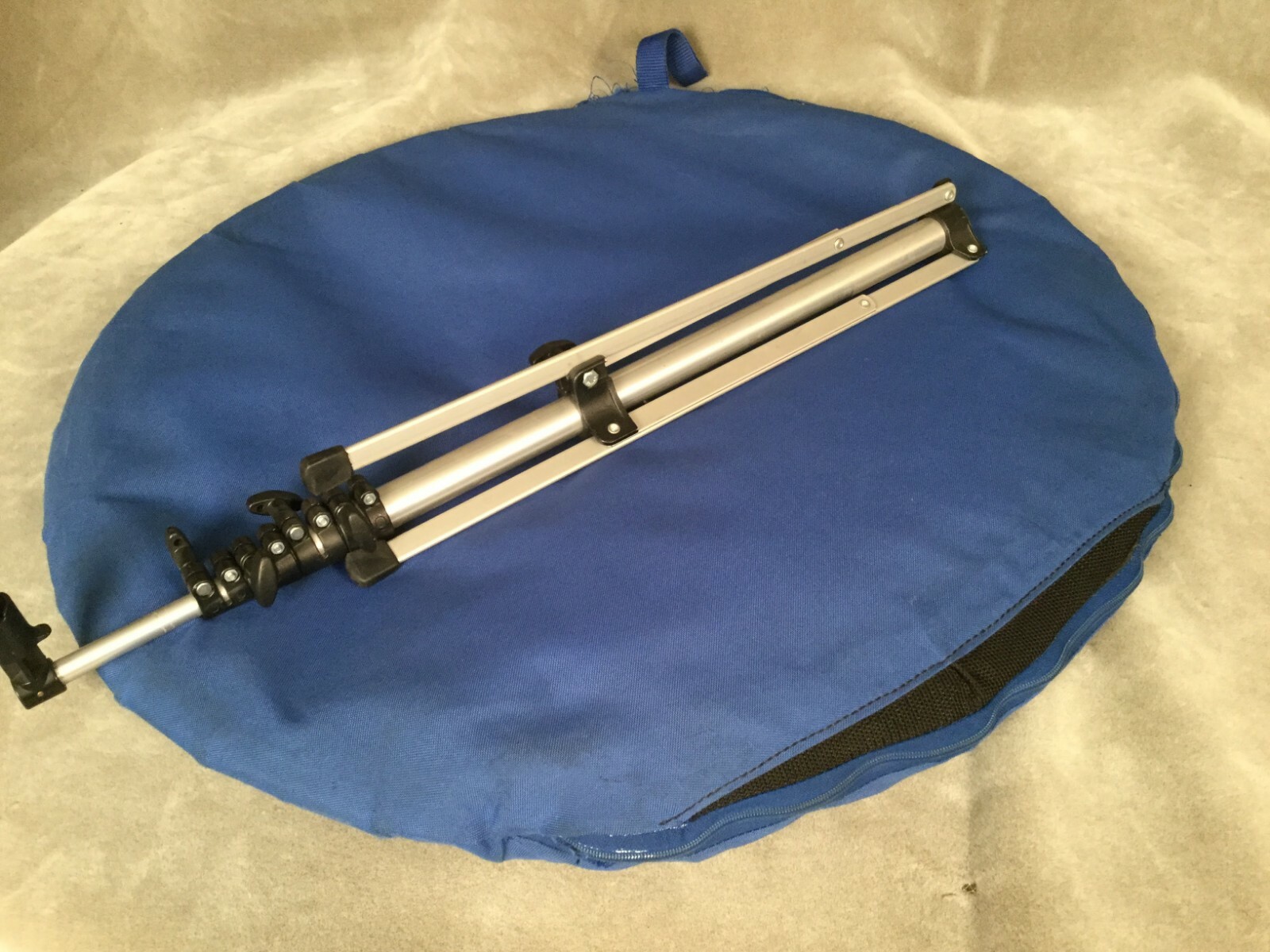 Lastolite Foldable Backdrop – Blue Cloudy Abstract – with Manfrotto Stand