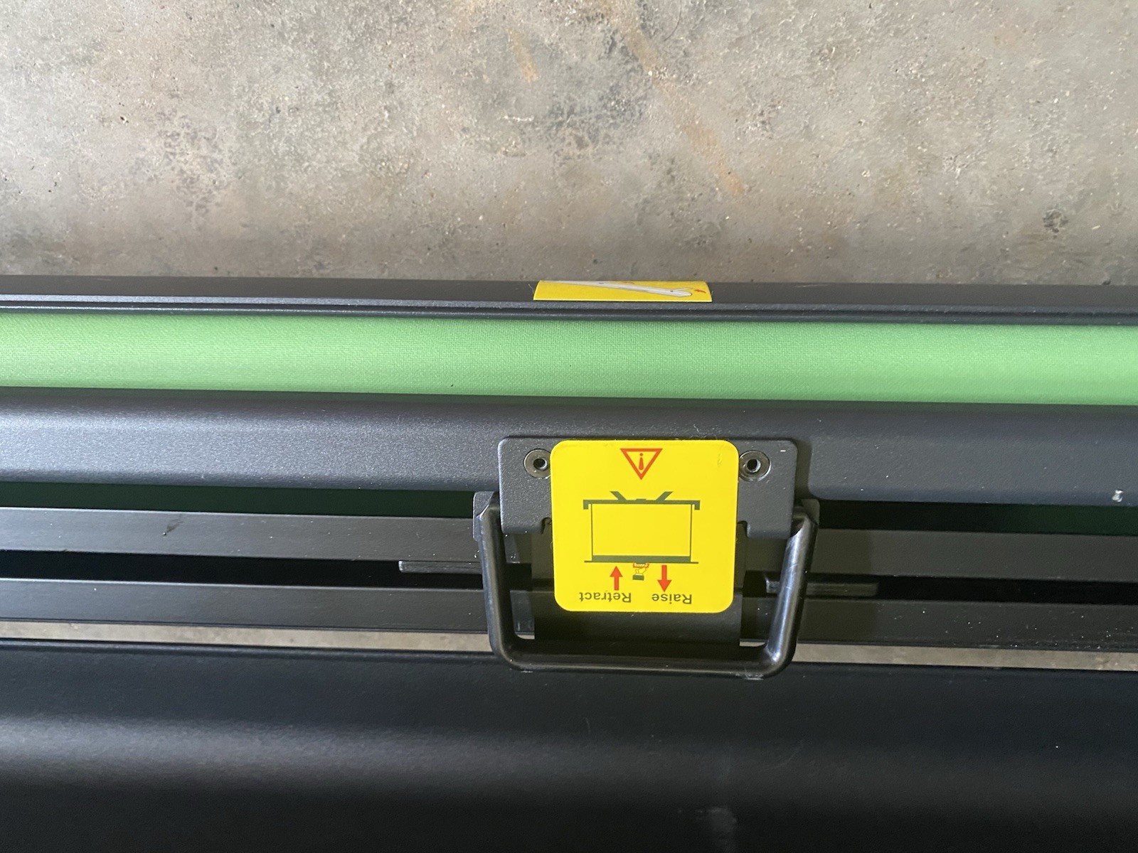 Elgato Collapsible Green Screen (6’-1” Height X 4’-11” Width)