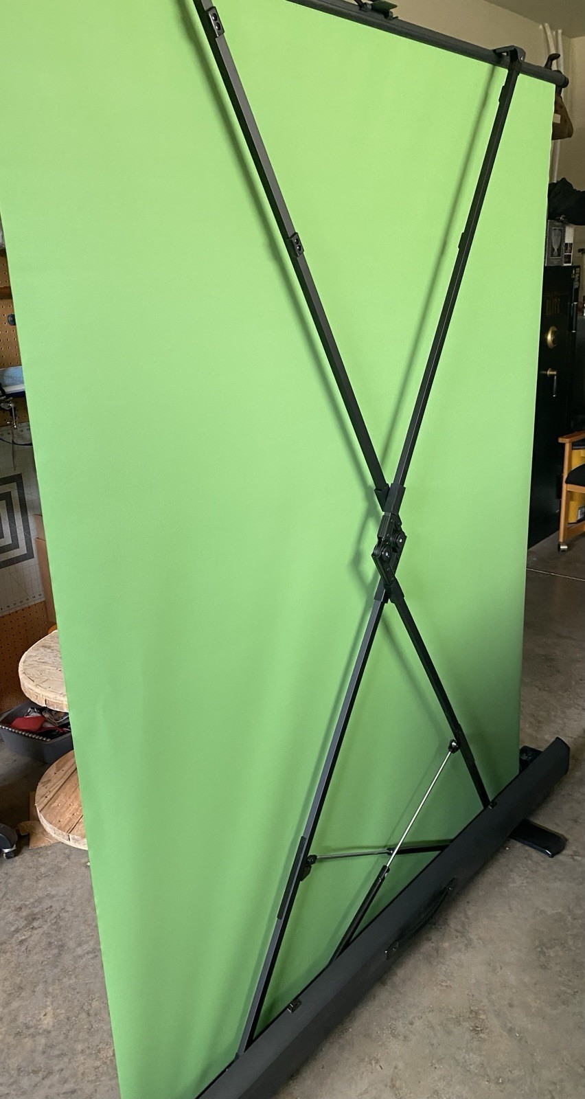 Elgato Collapsible Green Screen (6’-1” Height X 4’-11” Width)