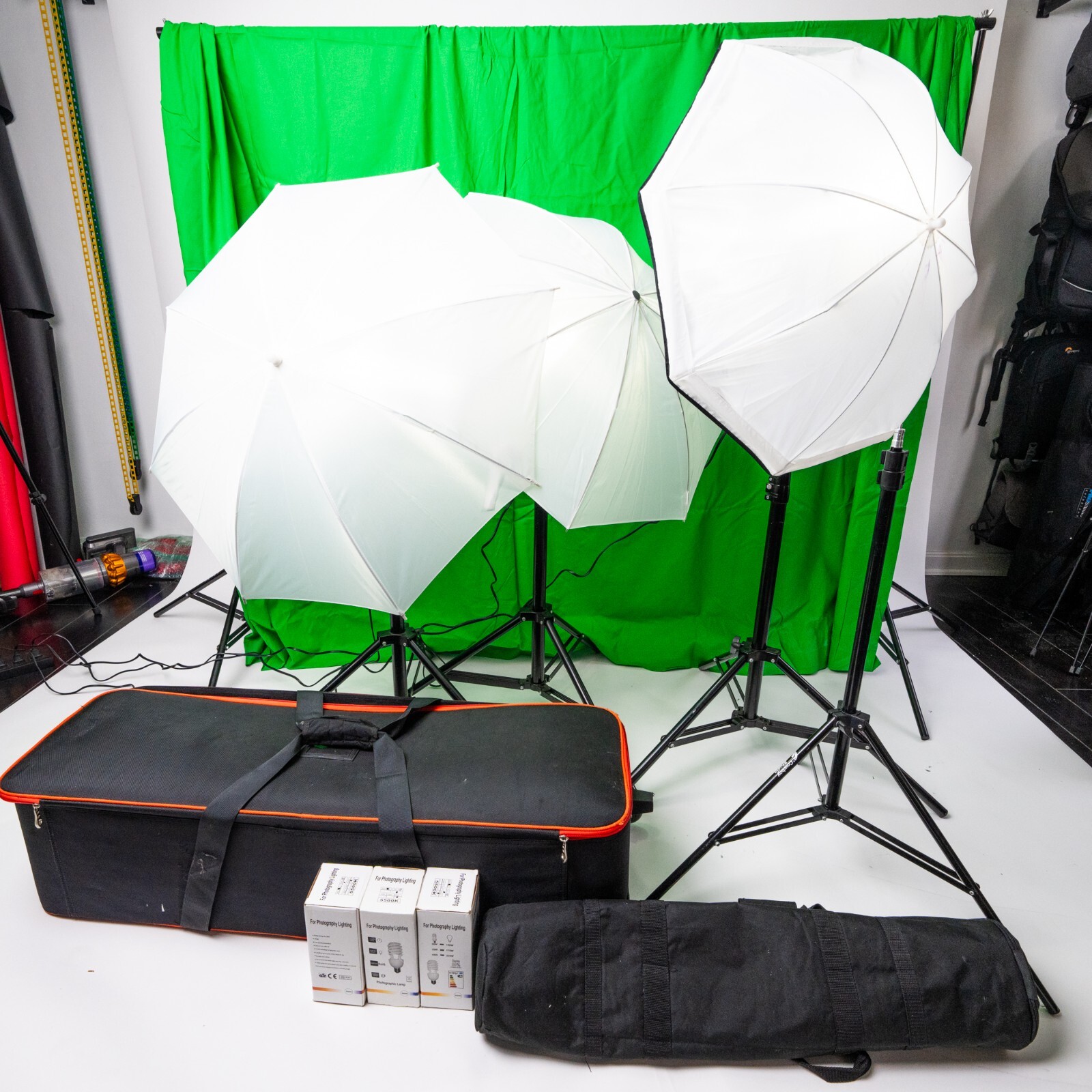 COWBOY STUDIO 2550 Backdrop System 10×12 Black/White/Green Muslins Stands & Case