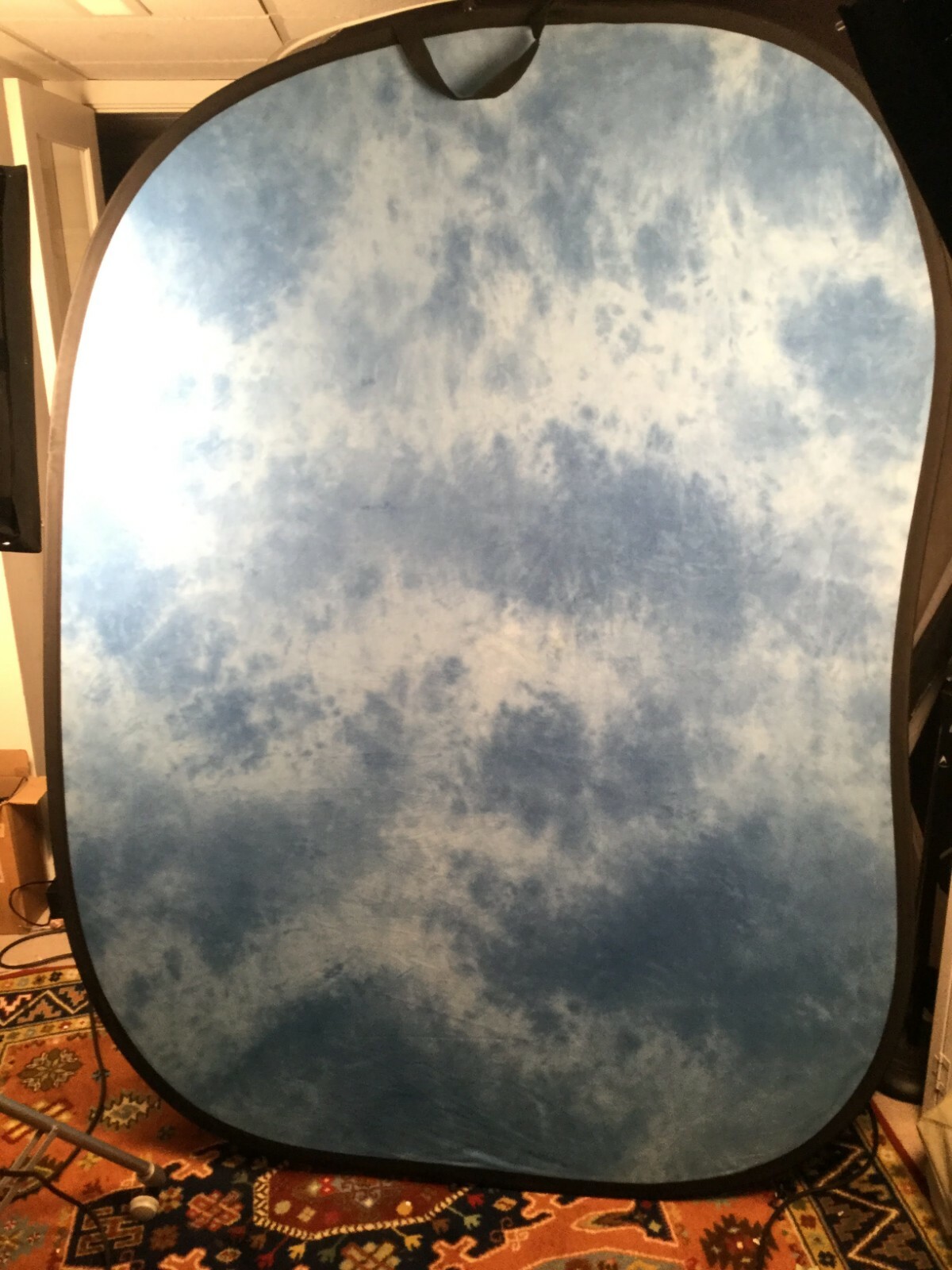 Lastolite Foldable Backdrop – Blue Cloudy Abstract – with Manfrotto Stand