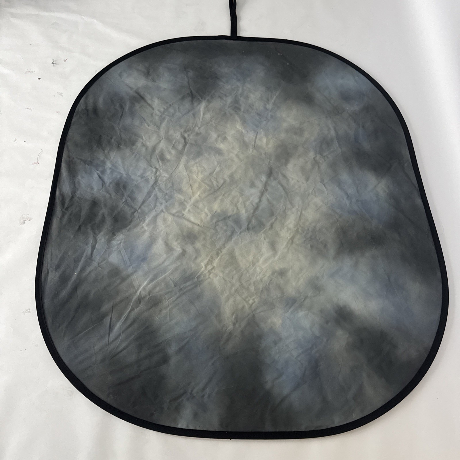 Denny Manufacturing hand painted blue and white collapsible backdrop, 5′ x 6′
