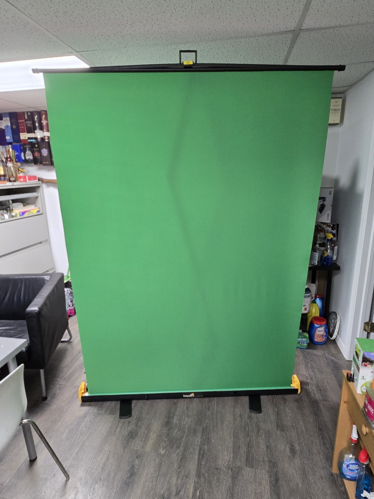 Impact Retractable Portable Chroma Green Screen Photography Background 5′ X 7′