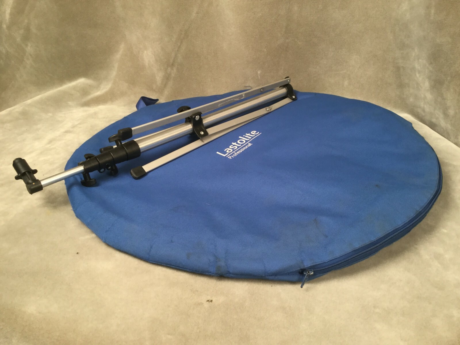 Lastolite Foldable Backdrop – Blue Cloudy Abstract – with Manfrotto Stand