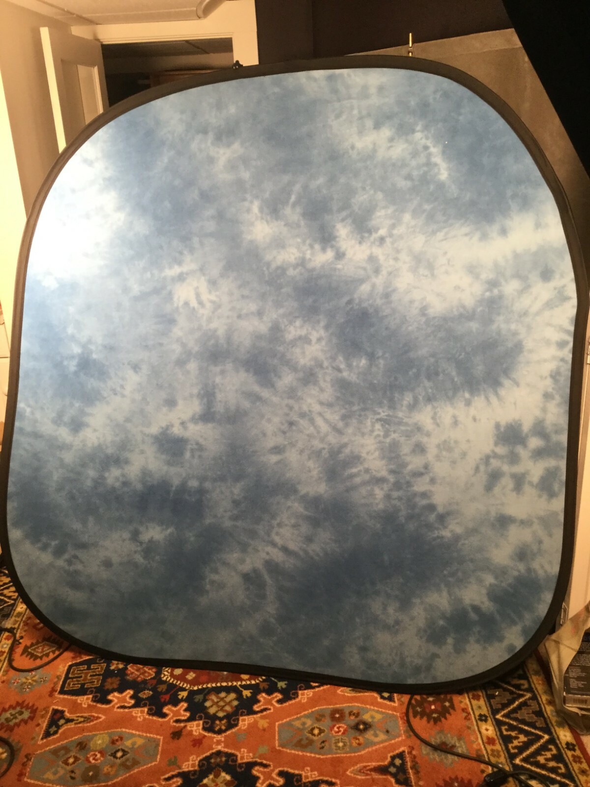 Lastolite Foldable Backdrop – Blue Cloudy Abstract – with Manfrotto Stand
