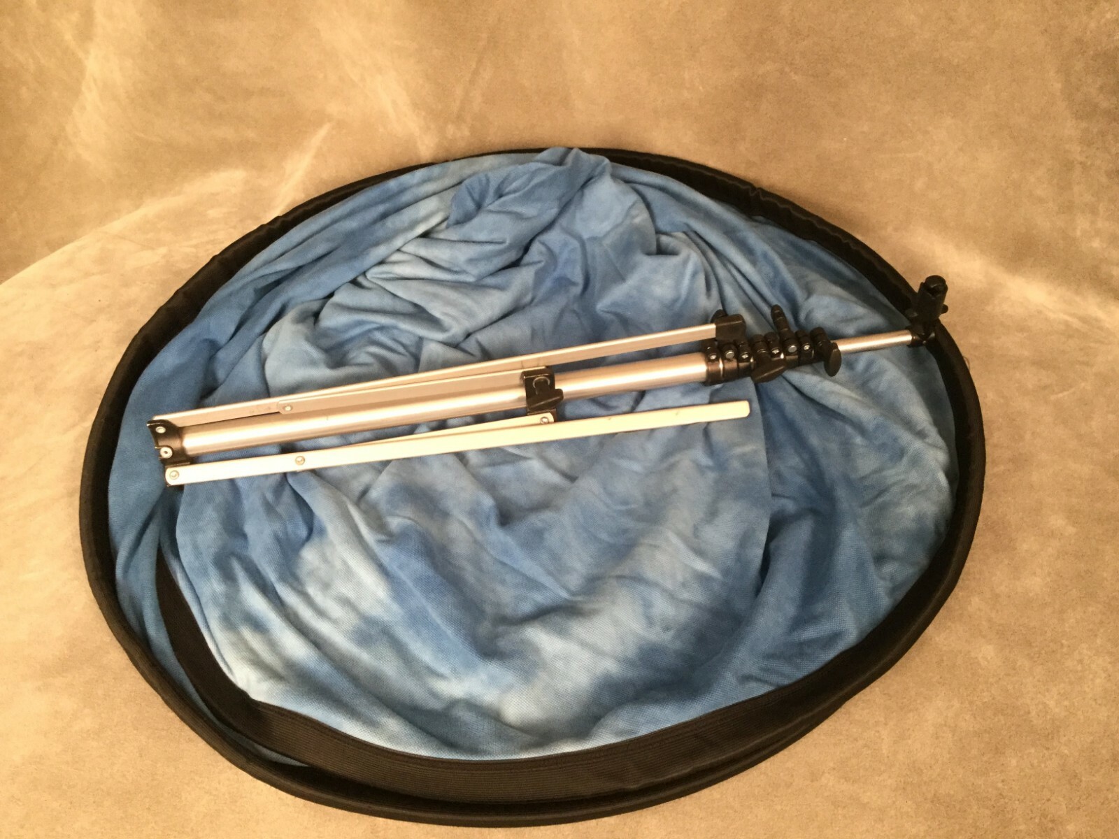 Lastolite Foldable Backdrop – Blue Cloudy Abstract – with Manfrotto Stand
