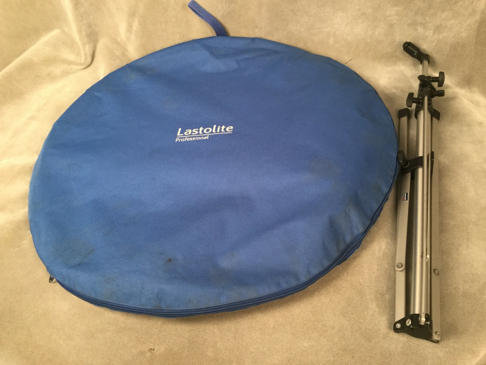 Lastolite Foldable Backdrop – Blue Cloudy Abstract – with Manfrotto Stand
