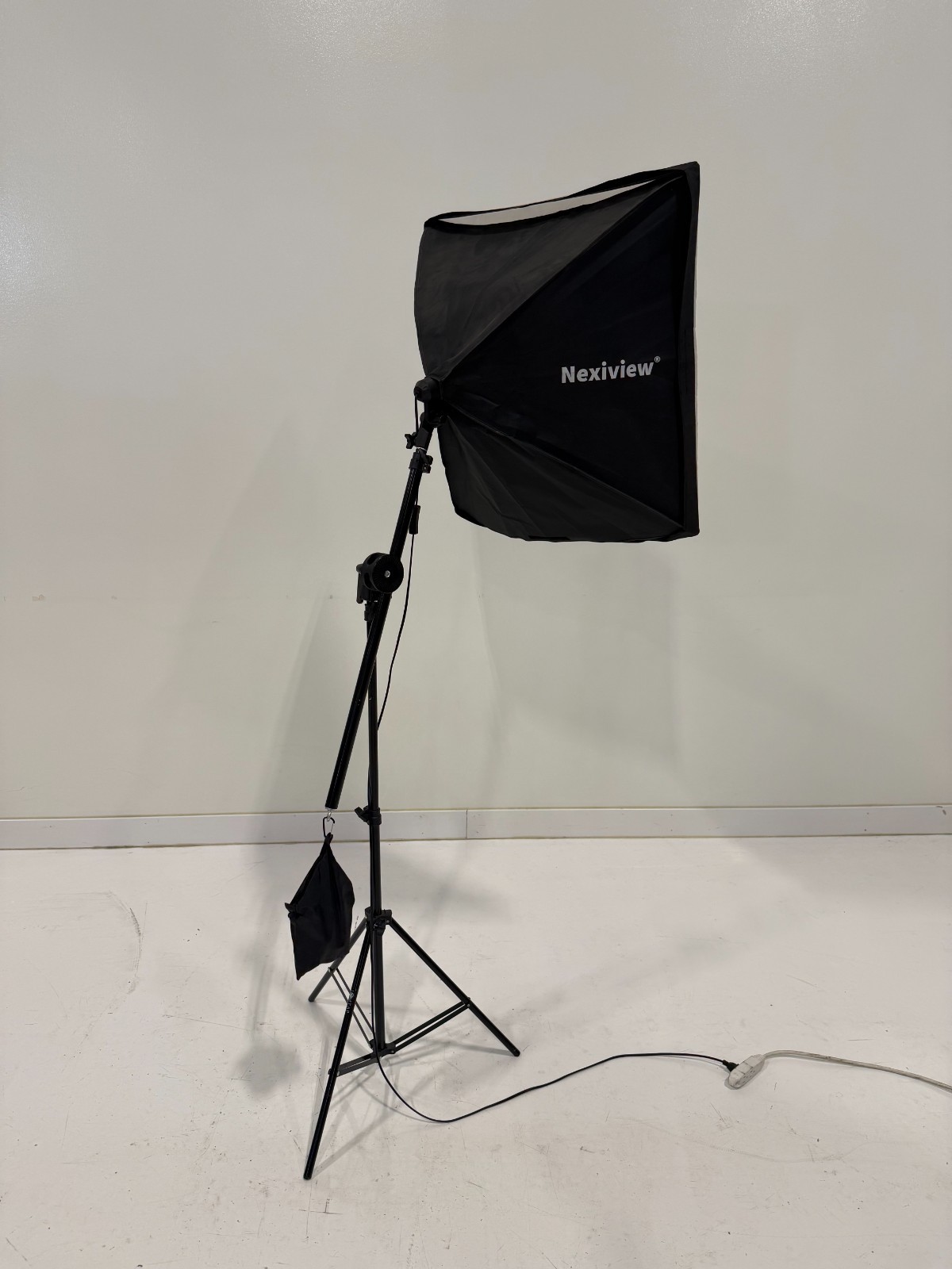 Professional Lighting – Brands: Lomtap, Ubeesize, NEXIVIEW | Quantity (4) lights