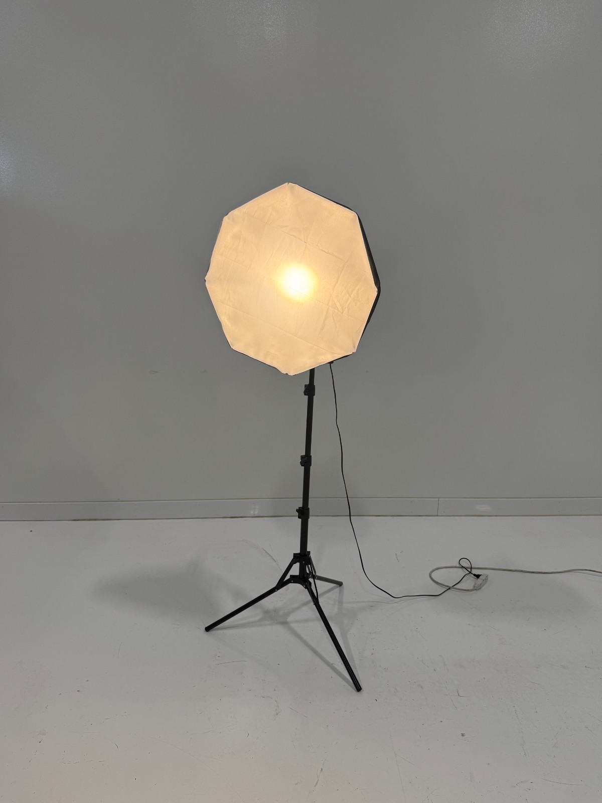 Professional Lighting – Brands: Lomtap, Ubeesize, NEXIVIEW | Quantity (4) lights