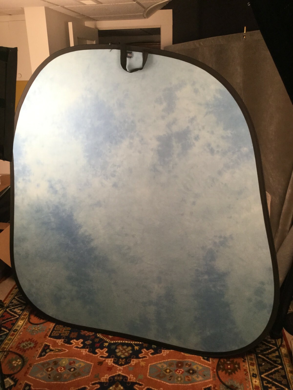 Lastolite Foldable Backdrop – Blue Cloudy Abstract – with Manfrotto Stand