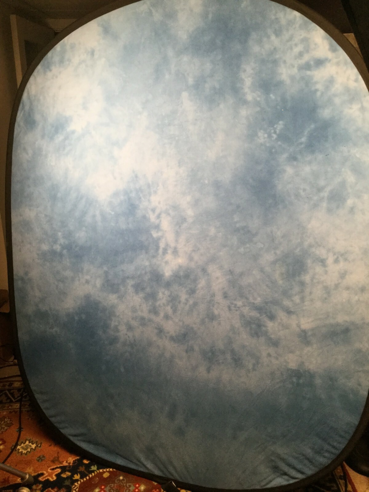 Lastolite Foldable Backdrop – Blue Cloudy Abstract – with Manfrotto Stand