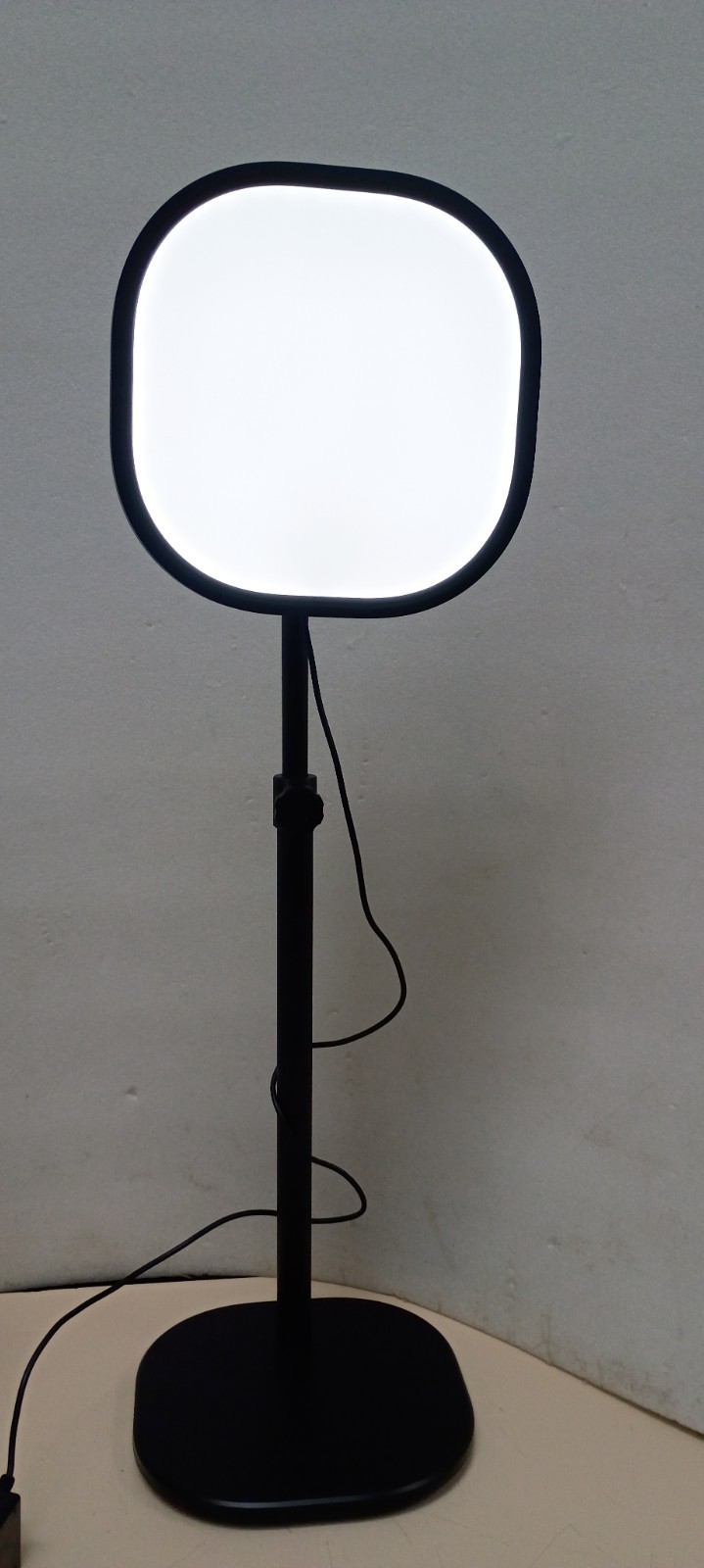 Elgato Key Light Air Professional Desk Streaming LED 1400 Lumens Working Fine