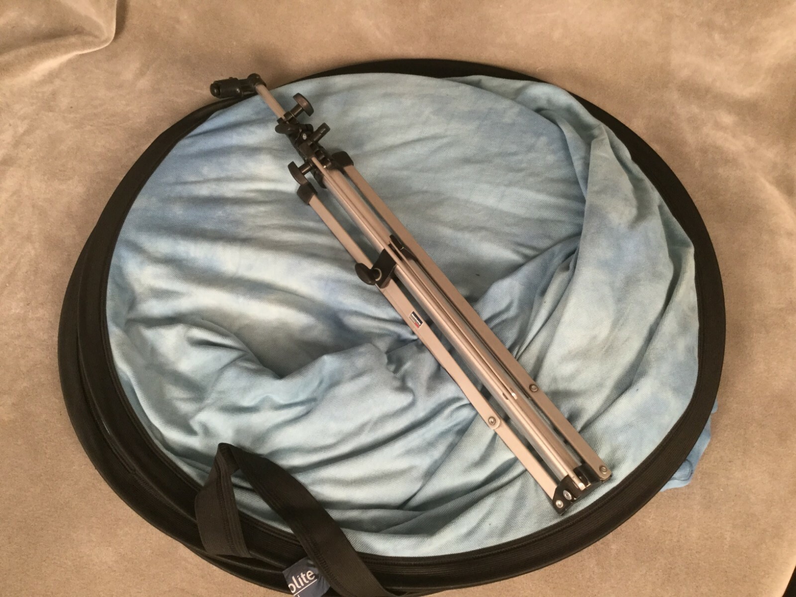 Lastolite Foldable Backdrop – Blue Cloudy Abstract – with Manfrotto Stand