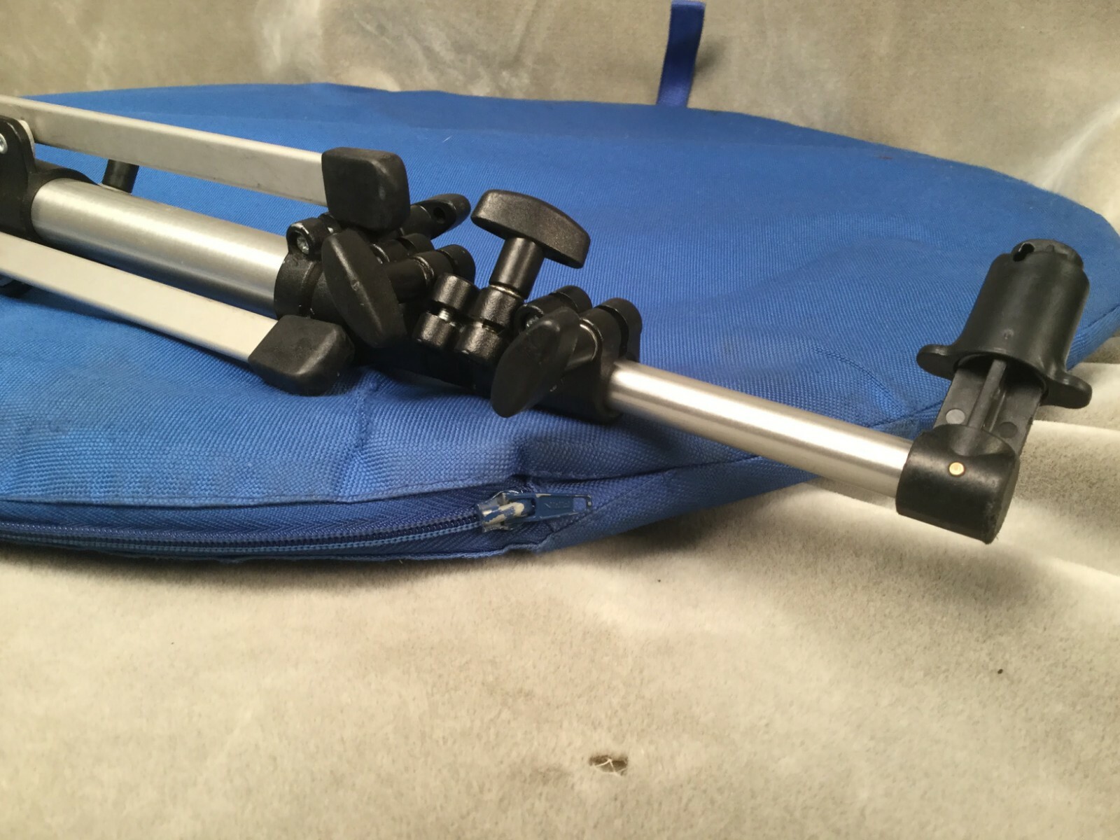 Lastolite Foldable Backdrop – Blue Cloudy Abstract – with Manfrotto Stand