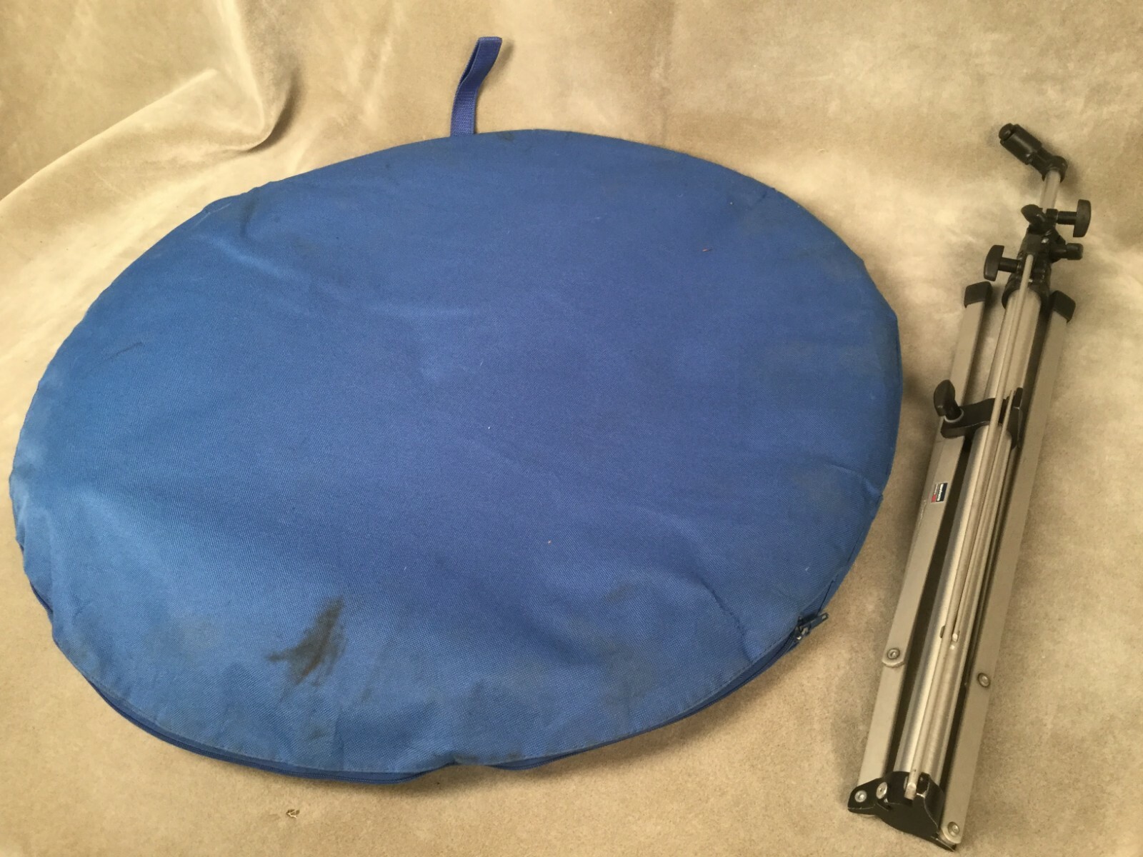 Lastolite Foldable Backdrop – Blue Cloudy Abstract – with Manfrotto Stand