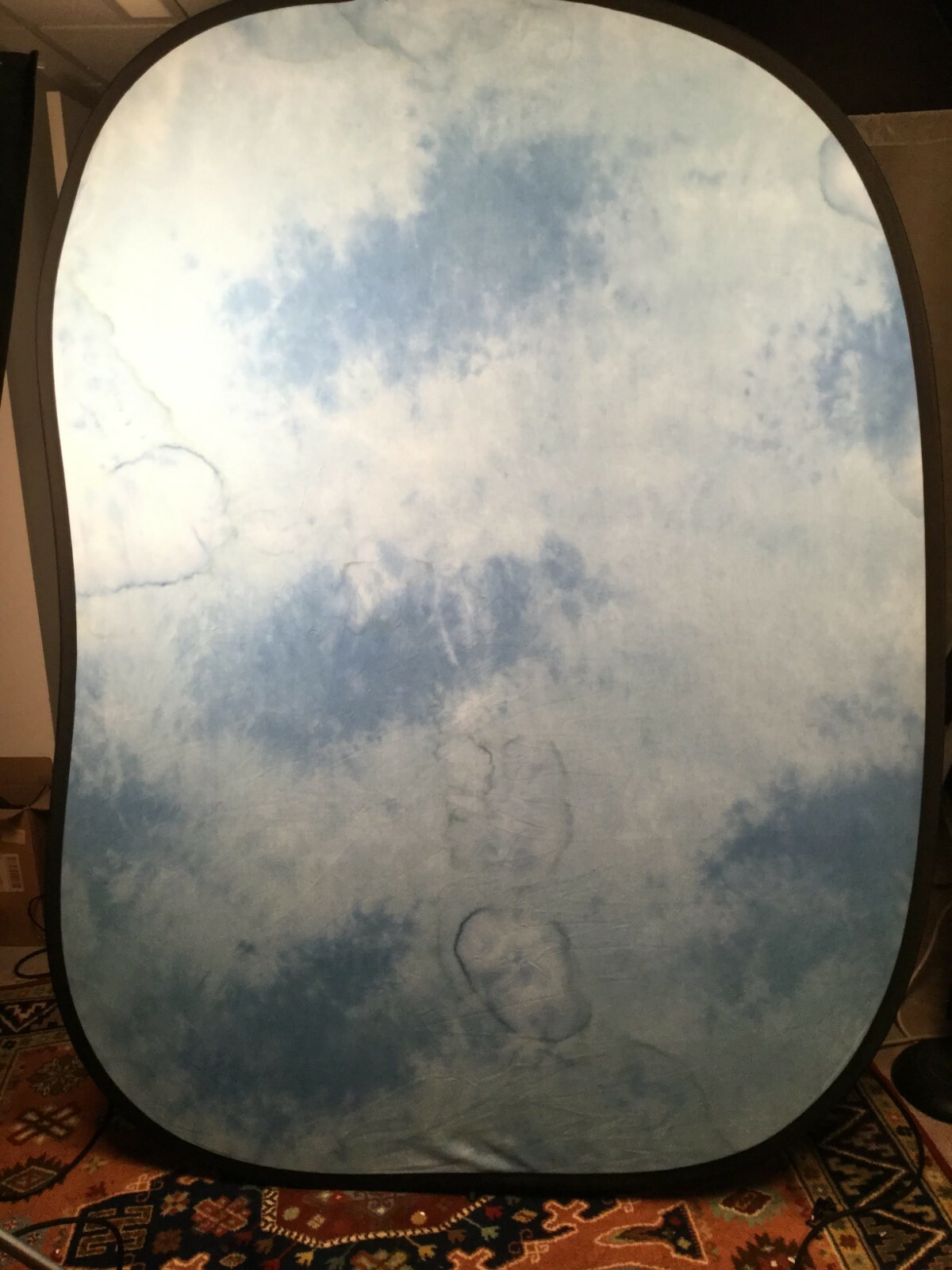 Lastolite Foldable Backdrop – Blue Cloudy Abstract – with Manfrotto Stand