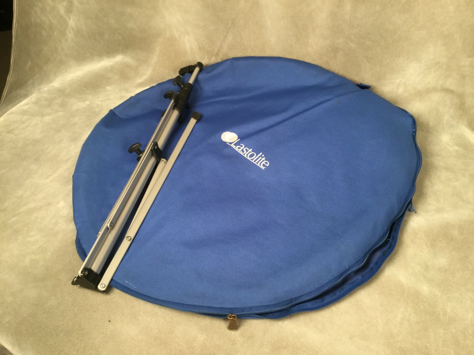 Lastolite Foldable Backdrop – Blue Cloudy Abstract – with Manfrotto Stand
