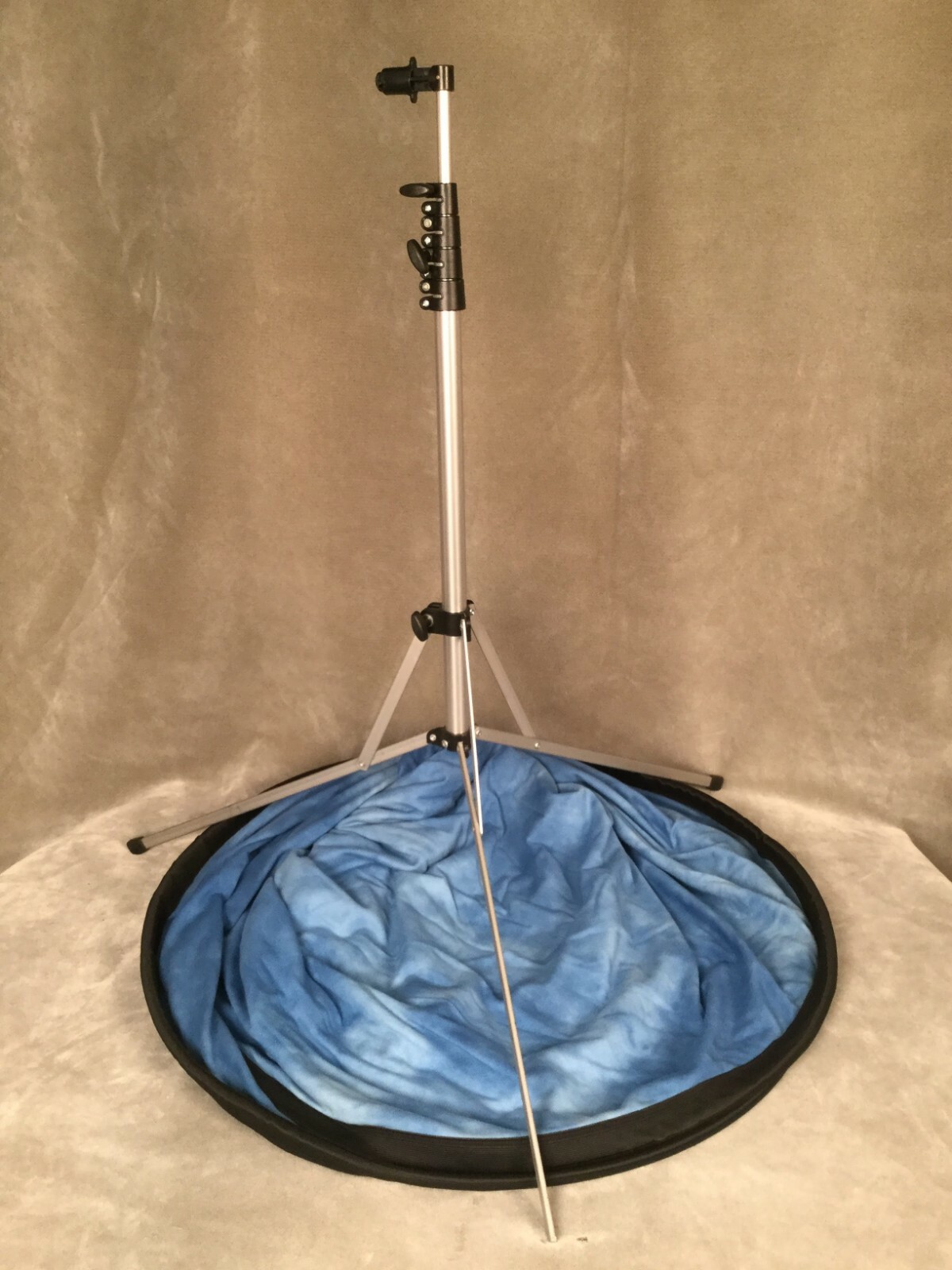 Lastolite Foldable Backdrop – Blue Cloudy Abstract – with Manfrotto Stand