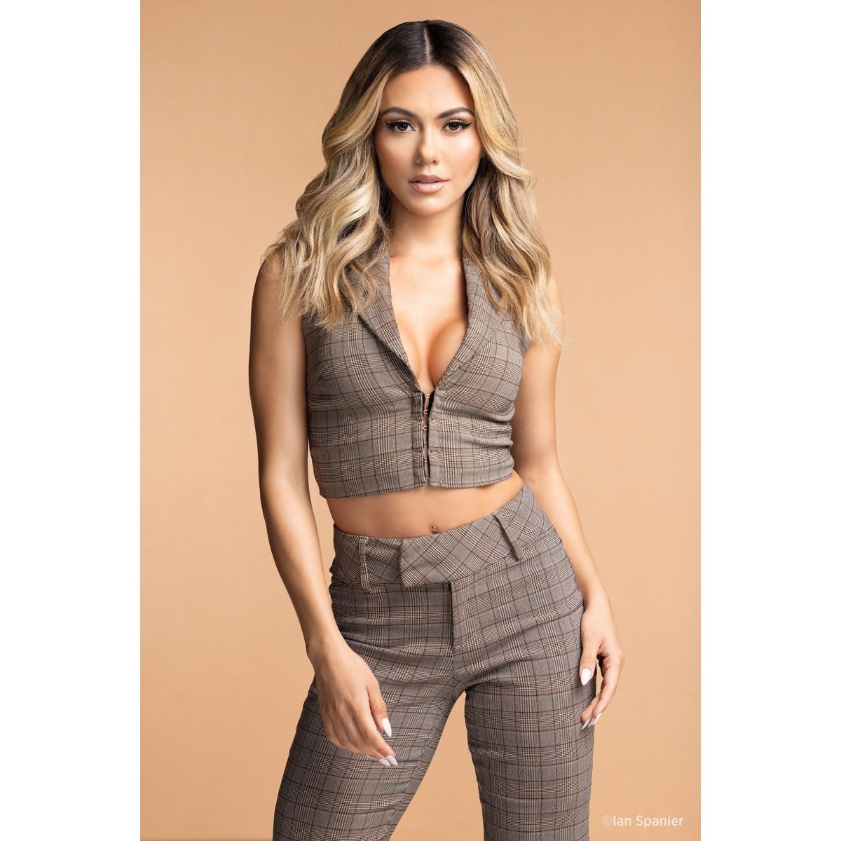 Westcott 9×10′ Wrinkle-Resistant Backdrop, Brown Sugar