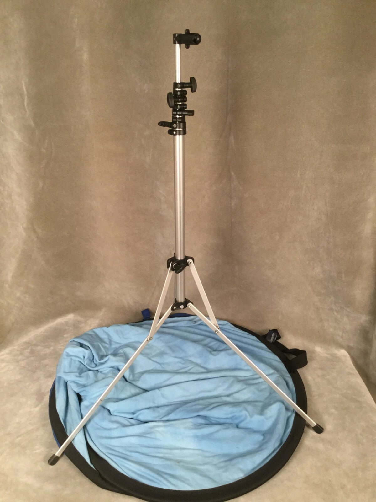 Lastolite Foldable Backdrop – Blue Cloudy Abstract – with Manfrotto Stand