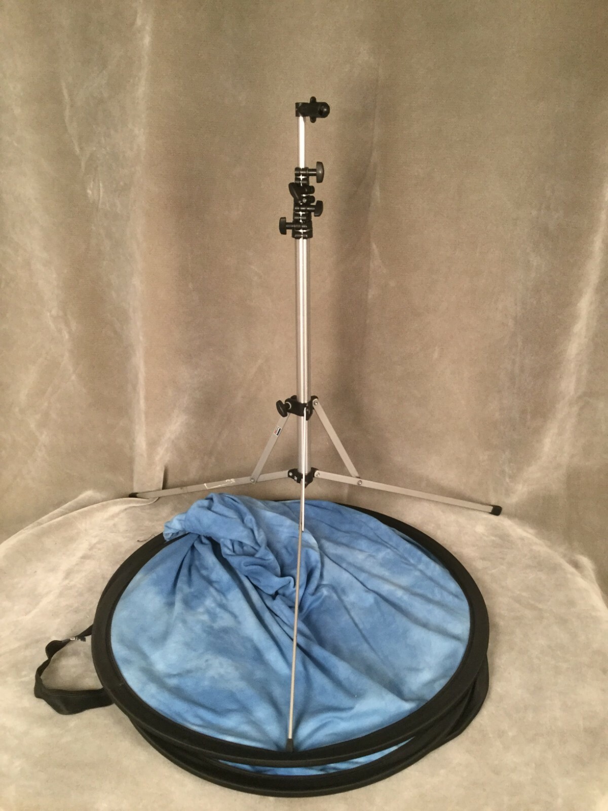Lastolite Foldable Backdrop – Blue Cloudy Abstract – with Manfrotto Stand