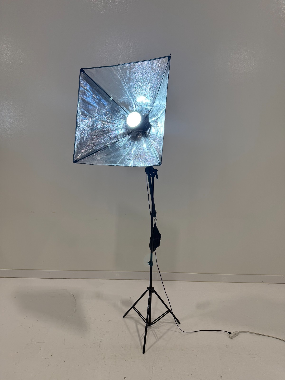Professional Lighting – Brands: Lomtap, Ubeesize, NEXIVIEW | Quantity (4) lights