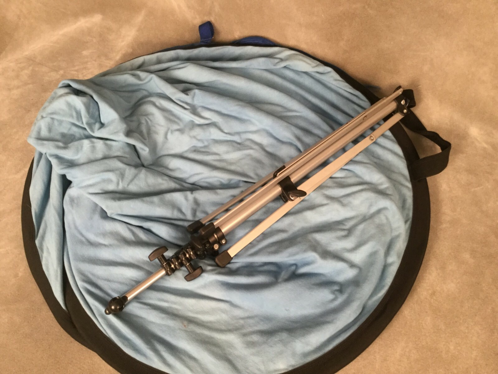 Lastolite Foldable Backdrop – Blue Cloudy Abstract – with Manfrotto Stand
