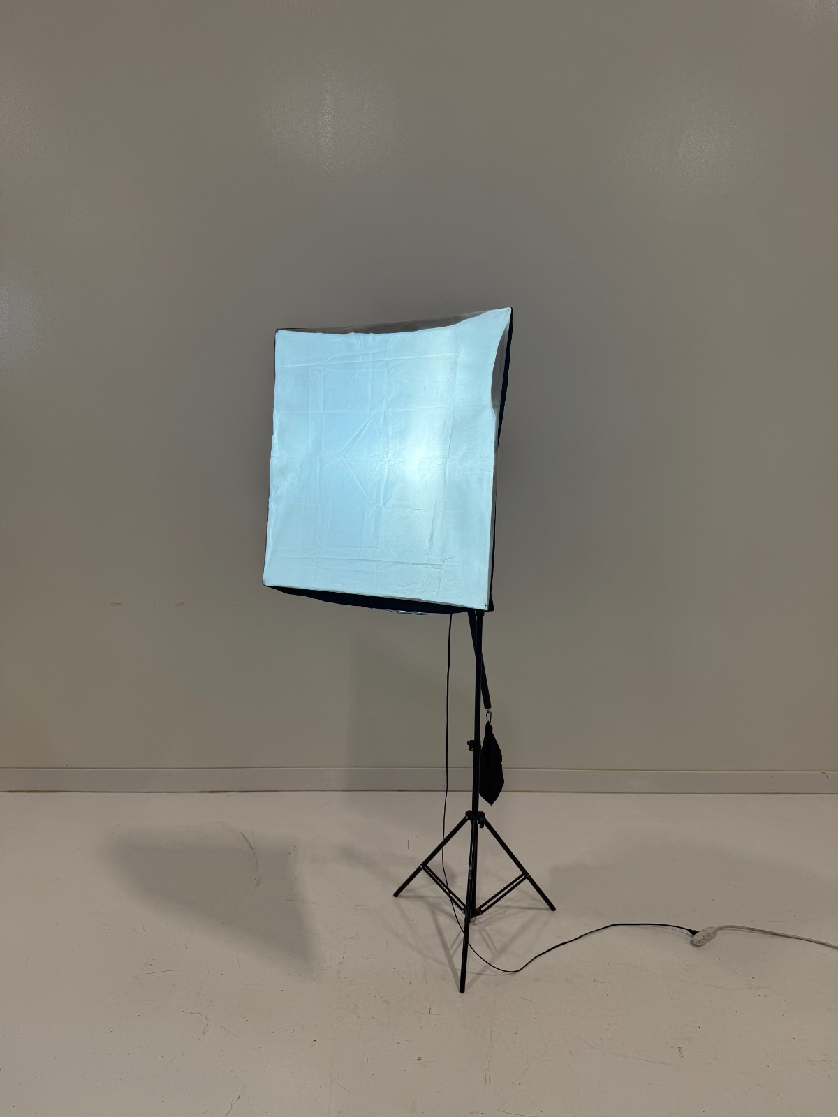 Professional Lighting – Brands: Lomtap, Ubeesize, NEXIVIEW | Quantity (4) lights