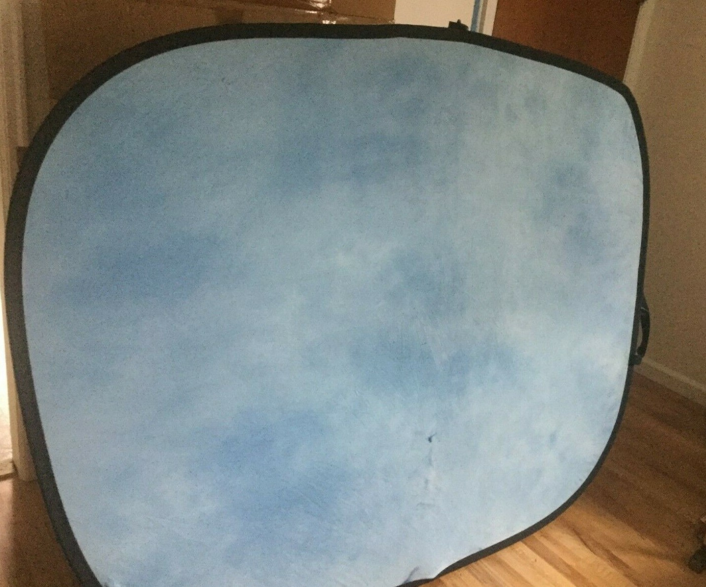 Lastolite Foldable Backdrop – Blue Cloudy Abstract – with Manfrotto Stand