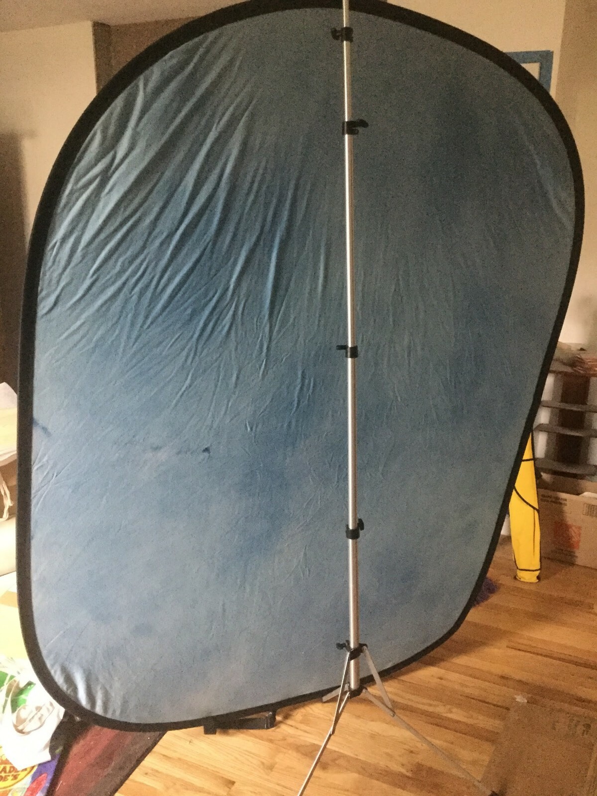 Lastolite Foldable Backdrop – Blue Cloudy Abstract – with Manfrotto Stand